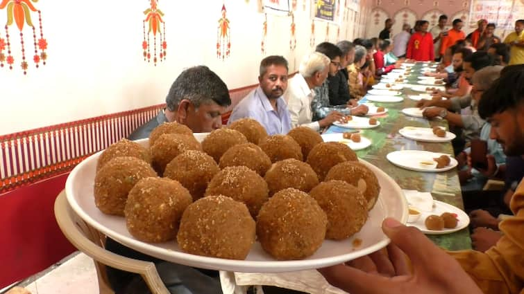 saurashtra laddu competition jamnagar ganesh chaturthi 2024 જામનગરમાં જામી લાડુ સ્પર્ધા: પુરુષે 12 તો મહિલાએ 9 અને બાળકે 5 લાડુ ખાઈને જીતી સ્પર્ધા, જુઓ Video