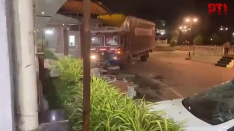 Pune: Drunk Driver Rams Truck Into Hotel After Being Denied Food — Video Pune: Drunk Driver Rams Truck Into Hotel After Being Denied Food — Video