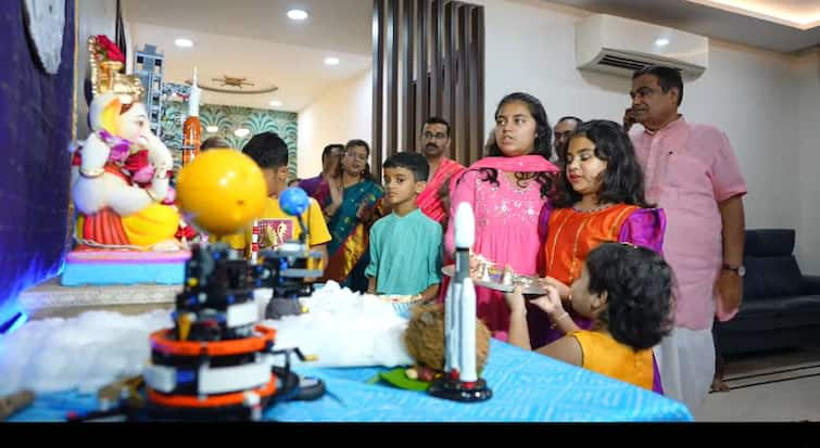 Ganeshostav 2024 Pancharatna ganpati Bappa s arrival of five grandchildren at Nitin Gadkari s house in nagpur maharashtra marathi news नितीन गडकरींच्या घरी पाच नातवंडांचा पंचरत्न बाप्पाचे आगमन; आजोबा-आजींची प्रमुख उपस्थिती 