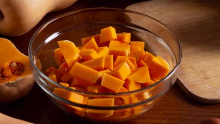 लिम्बर्गर,मुंस्टर,एपोइसेस डी बोर्गोग्ने या ब्री डी मोक्स कुछ ऐसी चीजे हैं जो अपनी तीखी सुगंध के साथ-साथ अपने स्वाद के लिए भी मशहूर हैं, लेकिन दुनिया के सबसे बदबूदार चीज का अनौपचारिक खिताब विएक्स बोलोग्ने नामक एक फ्रांसीसी व्यंजन को जाता है. यह एक तरह का पनीर है.