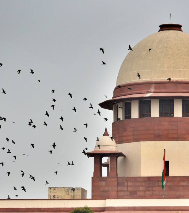 बेंच ने कहा, 'हम अपीलकर्ताओं को निर्देश देने का प्रस्ताव करते हैं कि वे बच्ची के पिता और दादा-दादी को हर 15 दिन में एक बार बच्ची से मिलने की अनुमति दें.'