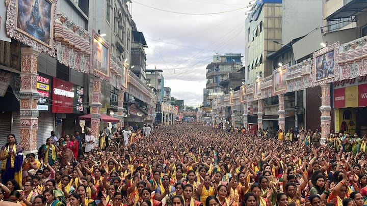 ऋषिपंचमीच्या पहाटे श्रीमंत दगडूशेठ हलवाई गणपतीसमोर महिलांनी अथर्वशीर्ष पठण सुरु केले. त्यापूर्वी महिलांनी शंख नाद केला.