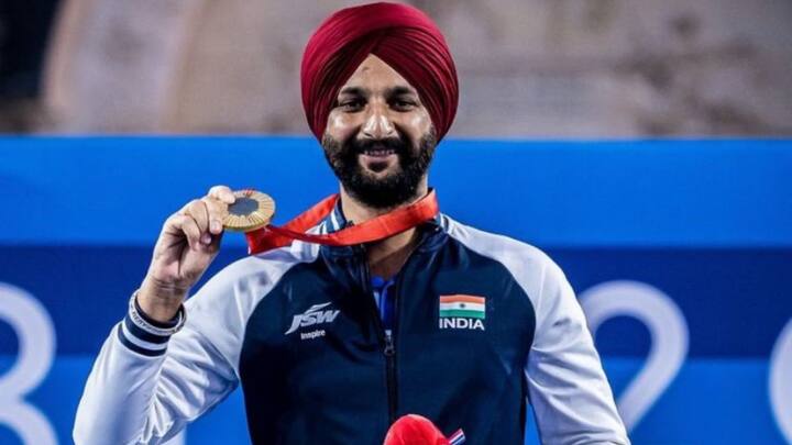 पेरिस पैरालिंपिक 2024 में भारत के स्वर्ण पदक विजेता — तस्वीरों में 2 हरविंदर सिंह (तीरंदाजी): टोक्यो 2020 के कांस्य पदक विजेता हरविंदर सिंह ने पैरालिंपिक में स्वर्ण पदक जीतने वाले पहले भारतीय तीरंदाज बनकर इतिहास रच दिया। उन्होंने पुरुषों की व्यक्तिगत रिकर्व ओपन स्पर्धा में पोलैंड के लुकास सिसजेक को हराया। हरविंदर ने एक ही दिन में लगातार पाँच मुकाबलों में जीत हासिल की और पैरालिंपिक में तीरंदाजी में भारत को दूसरा पदक दिलाया। (छवि सौजन्य: X/ @ArcherHarvinder)