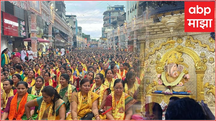 Ganesh Chaturthi 2024 : ॠषीपंचमीनिमित्त पुण्यातील श्रीमंत दगडूशेठ हलवाई सभामंडपात गणपतीसमोर महिलांनी सामुदायिकरित्या अथर्वशीर्षाचे पठण करायला सुरुवात केली.