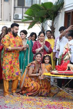 गणपति विसर्जन में बेटी और पति संग ढोल पर खूब नाचीं शिल्पा शेट्टी, मैचिंग आउटफिट में नजर आया कपल