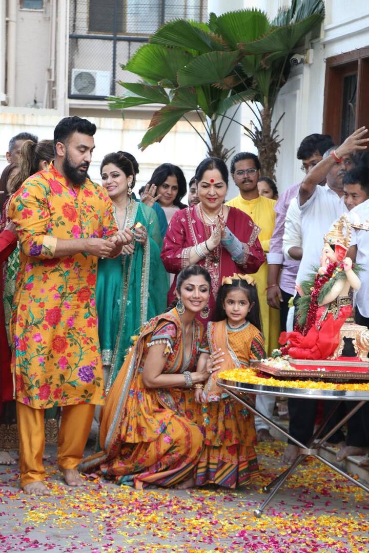 इस बार भी शिल्पा शेट्टी ने अपनी पूरी फैमिली के साथ ऑक्रेस्टा और ढोल-ताशे की धुन पर नाचते-झूमते हुए बप्पा को विदाई दी.