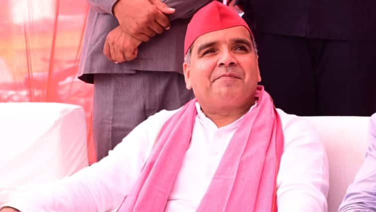 Samajwadi Party MP Dharmendra Yadav Said fake encounters patting backs in UP 'फर्जी एनकाउंटर पर अपनी पीठ थप-थपा रहे', सपा सांसद धर्मेंद्र यादव का योगी सरकार पर फूटा गुस्सा