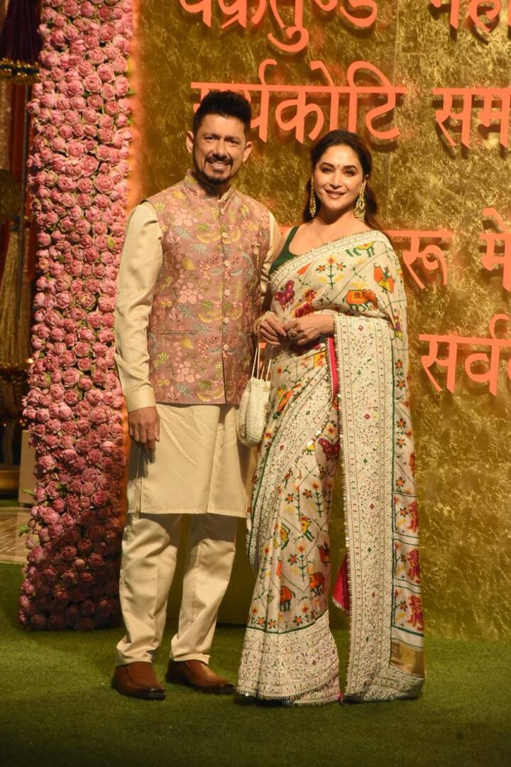 ऑफ व्हाइट प्रिंटेड साड़ी पहन माधुरी दीक्षित भी पति नेने के साथ गणपति बप्पा के दर्शन करने एंटीलिया पहुंची थीं.