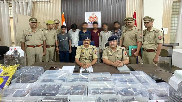 Moradabad illegal arms factory College students running named gang 888 arrested and interrogation continues ann मुरादाबाद: कॉलेज के छात्र चला रहे थे अवैध हथियार की फैक्ट्री, गैंग का नाम रखा '888'