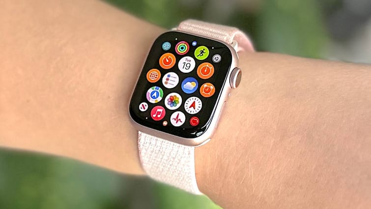 Apple Watch Series 10 to be launched on september 9 censor will alert for sleep apnea Apple Watch Series 10 में मिलेंगे खास फीचर्स, नींद से जुड़ी इस बीमारी के बारे में बता देगा सेंसर