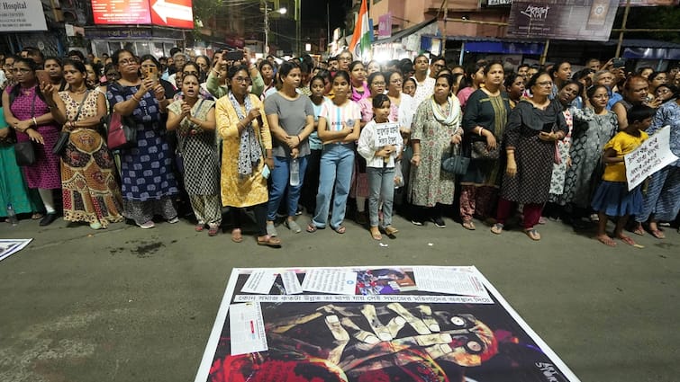 Large 15-km Human Chain From Kolkata To North 24 Parganas Seeks Justice For RG Kar Physician