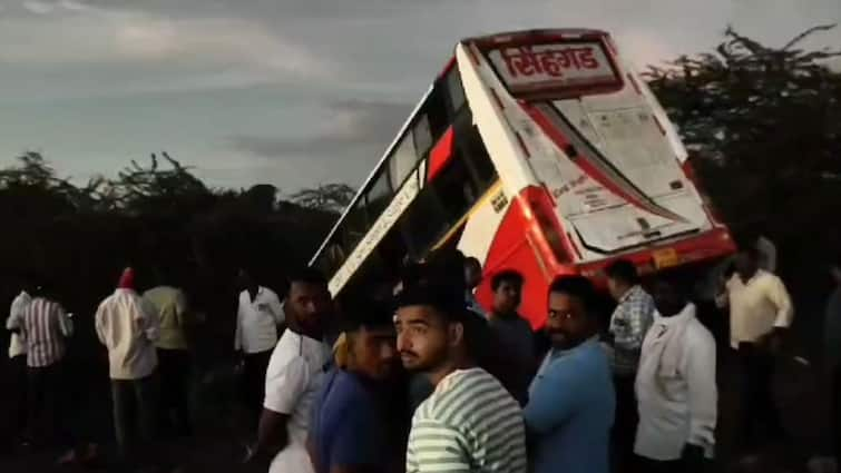 Pune Private bus fell 30 feet after bursting both tires, accident near Indapur, 10 to 11 passengers injured दोन्ही टायर फुटल्याने खासगी बस 30 फूट खाली जाऊन आदळली, इंदापूरजवळ अपघात, 10 ते 11 प्रवासी जखमी