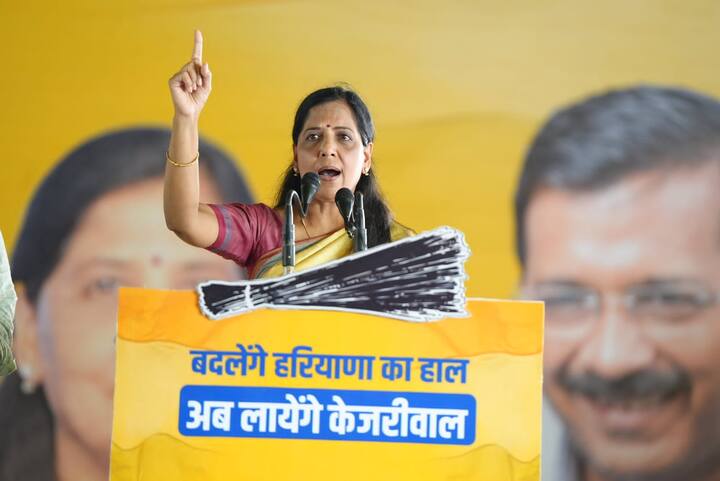 दिल्ली के सीएम की पत्नी सुनीता केजरीवाल ने कहा कि हरियाणा के लाल अरविंद केजरीवाल ने जनता के लिए पांच गारंटी दी है. पहली गारंटी दी है कि दिल्ली और पंजाब की तरह यहां भी घरेलू बिजली फ्री होगी. दूसरी गारंटी, दिल्ली और पंजाब की तरह हर गांव और हर शहर में मोहल्ला क्लीनिक बनाने का काम करेंगे. तीसरी गारंटी, सरकारी स्कूलों को अच्छा बनाएंगे, जहां अच्छी और फ्री शिक्षा मिलेगी. चौथी गारंटी हर महिला को हर महीने एक हजार रुपए देने का काम करेंगे. पांचवीं गारंटी हर बेरोजगार युवा को रोजगार देंगे.