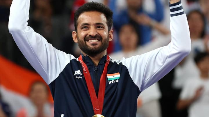 पेरिस पैरालिंपिक 2024 में भारत के स्वर्ण पदक विजेता — तस्वीरों में 3 नितेश कुमार (बैडमिंटन): पैरा शटलर नितेश कुमार ने ग्रेट ब्रिटेन के डेनियल बेथेल को रोमांचक पुरुष एकल SL3 फाइनल में हराकर अपना पहला पैरालंपिक स्वर्ण पदक जीता। हरियाणा के 29 वर्षीय खिलाड़ी ने दृढ़ संकल्प का परिचय देते हुए अपने प्रतिद्वंद्वी को 21-14, 18-21, 23-21 से कड़ी टक्कर देते हुए हराया। (छवि सौजन्य: X/ @RFYouthSports)