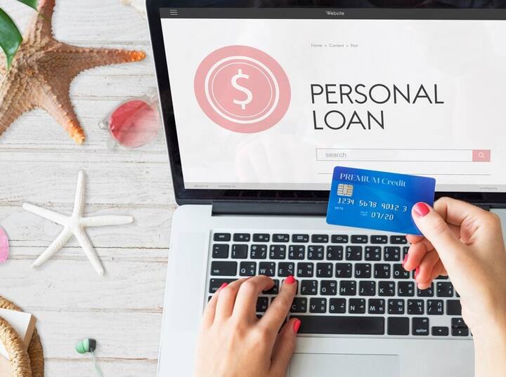 Personal Loan Tips: पैसों की अचानक जरूरत पड़ने पर अक्सर लोग पर्सनल लोन के विकल्प के बारे में सोचते हैं. पर्सनल लोन प्राप्त करना आसान होता है. कई बार बैंक ग्राहकों को कॉल करके पर्सनल लोन लेने की बात करते हैं. अक्सर लोग लोन लेते वक्त कुछ गलतियां कर देते हैं, जिसके कारण बाद में उन्हें परेशानी का सामना करना पड़ता है.