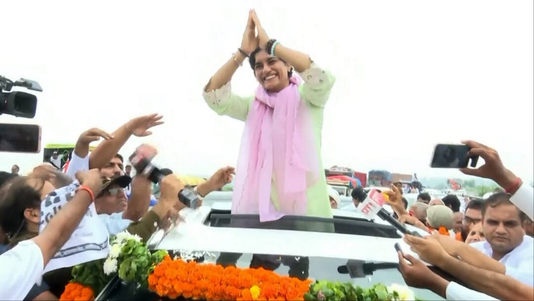 जुलाना सीट पर कांग्रेस का 15 सालों का सूखा होगा खत्म? विनेश फोगाट ने ससुराल से भर दी चुनावी हुंकार Haryana Assembly Election 2024 Congress Candidate Vinesh Phogat will start election campaign from in laws village in Julana जुलाना सीट पर कांग्रेस का 15 सालों का सूखा होगा खत्म? विनेश फोगाट ने ससुराल से भर दी चुनावी हुंकार