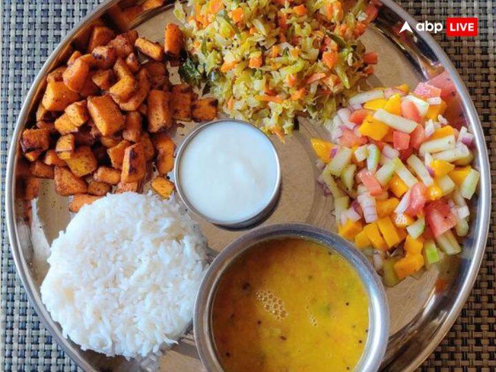 पितृपक्ष के समय में आपको खाने-पीने की चीजों पर विशेष सावधानी बरतनी चाहिए. इस समय चना, काला नमक, खीरा, सरसों साग, जीरा, लौकी आदि खाने के लिए भी मना किया जाता है.