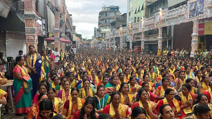 ॠषीपंचमीनिमित्त पुण्यातील श्रीमंत दगडूशेठ हलवाई सभामंडपात गणपतीसमोर महिलांनी सामुदायिकरित्या अथर्वशीर्षाचे पठण करायला सुरुवात केली.