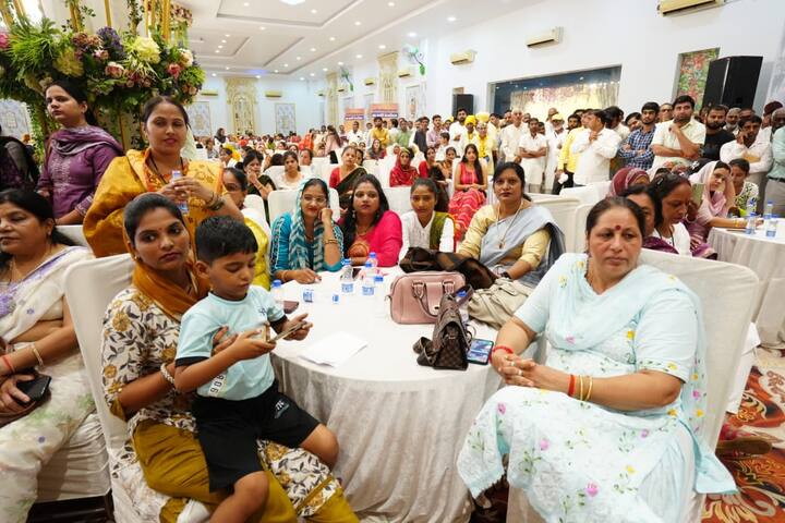 सुनीता केजरीवाल ने ये भी कहा कि अरविंद केजरीवाल, हरियाणा के लाल हैं. उनके इन्हीं कामों की वजह से हरियाणा का नाम रौशन हो रहा है. अरविंद केजरीवाल का जन्म तो सिवानी गांव में हुआ था, लेकिन उनकी पढ़ाई-लिखाई और परवरिश हिसार में हुई. किसी ने सपने में भी नहीं सोचा होगा कि 20 साल बाद यह लड़का दिल्ली का मुख्यमंत्री बन जाएगा. उनका जन्म 16 अगस्त 1968 को हुआ था, उस दिन कृष्ण जन्माष्टमी थी और यह भी कोई मामूली इत्तेफाक नहीं है. भगवान आपके बेटे से कुछ बड़ा करवाना चाहते हैं.