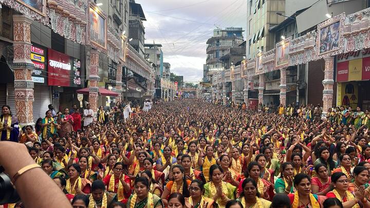 यावेळी हजारो महिलांचा जनसमुदाय अथर्वशीर्ष पठणासाठी पाहायला मिळाला.