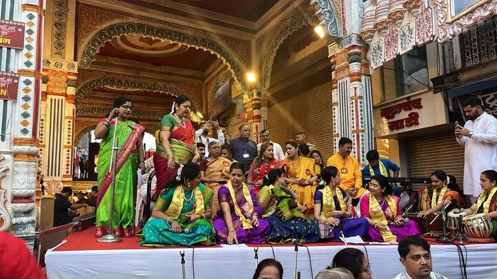 ओम नमस्ते गणपतये... ओम गं गणपतये नमः:... मोरया, मोरया... च्या जयघोषाने तब्बल 35 हजार महिलांनी एकत्र येत अथर्वशीर्ष पठणातून गणरायाला नमन केले.