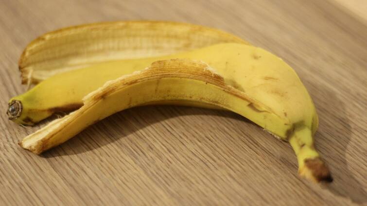 5 Banana Peel Face Packs That Will Make Your Skin Glow Like Never Before Banana Peel Face Packs: சருமம் ஆரோக்கியமாக இருக்க வேண்டுமா? வாழைப்பழ தோல் ஃபேஸ் பேக் நன்மைகள் இதோ!