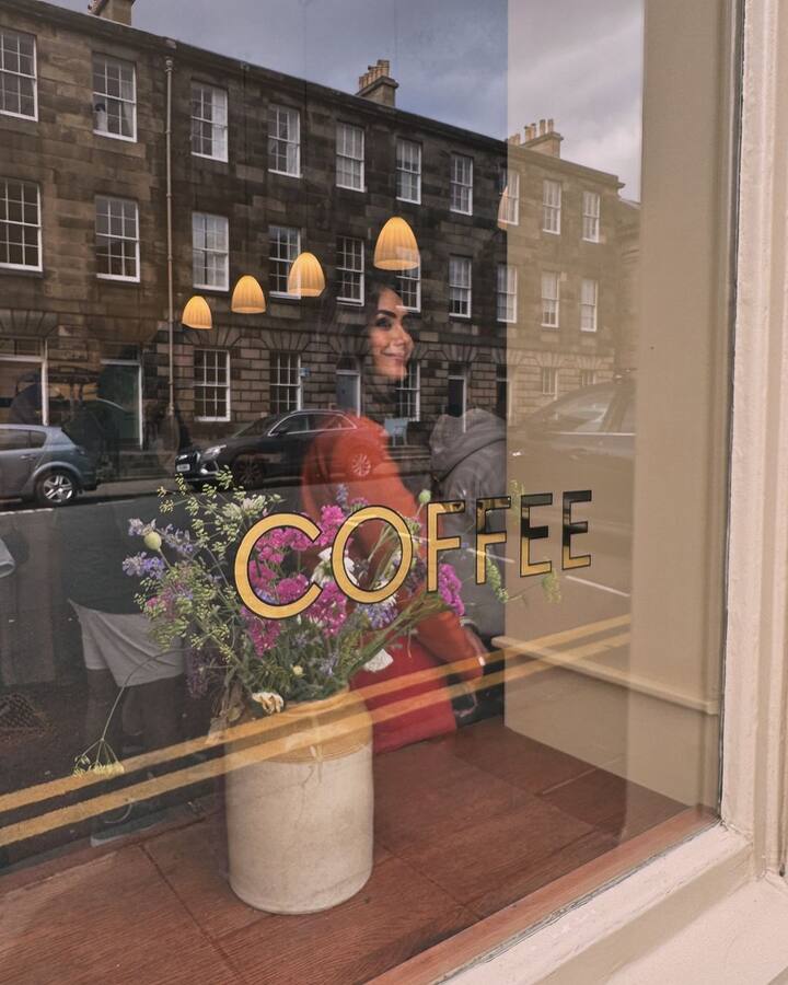 అందం, టాలెంట్ ఉన్నాకానీ సరైన హిట్స్ పడకపోతే కెరీర్ కిబ్రేకులు తపప్వు.. ప్రస్తుతం మృణాల్ ఠాకూర్ పరిస్థితి ఇలానే ఉంది.. సీతారామంతో ఓవర్ నైట్ స్టార్ హీరోయిన్ స్టేటస్ అందుకున్న మృణాల్ జోరు ప్రస్తుతానికి తగ్గింది