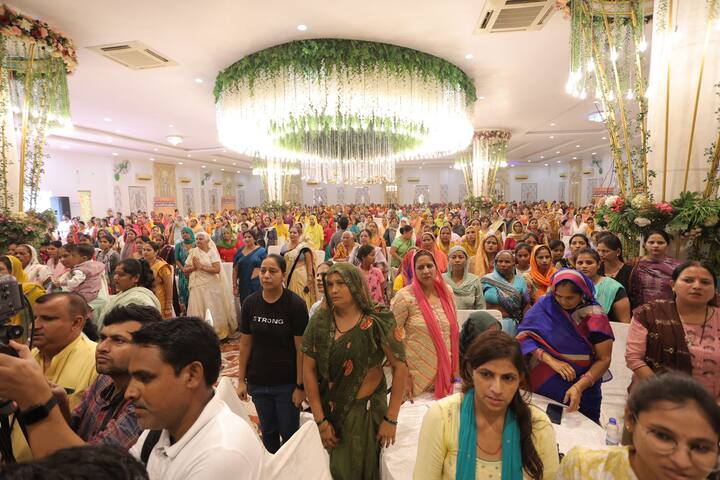 सुनीता केजरीवाल ने भिवानी के वुमन टाउन हॉल में आयोजित एक कार्यक्रम में महिलाओं की सभा को संबोधित करते हुए कहा कि सीएम अरविंद केजरीवाल द्वारा दी गई पांच गारंटियां हर महिला को सशक्त बनाने में अहम भूमिका निभाएगी. हमारी सरकार बनने के बाद अरविंद केजरीवाल द्वारा दी गई मुफ्त एवं 24 घंटे बिजली, मोहल्ला क्लीनिक, शानदार सरकारी अस्पताल-स्कूल, महिलाओं को हजार रुपए महीना और हर युवा को नौकरी देने की गारंटी पूरी होगी.