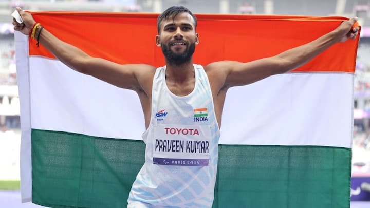 पेरिस पैरालिंपिक 2024 में भारत के स्वर्ण पदक विजेता — तस्वीरों में 5 प्रवीण कुमार (ऊंची कूद): 21 वर्षीय प्रवीण कुमार ने टी64 श्रेणी में 2.08 मीटर की ऊंचाई के साथ नया एशियाई रिकॉर्ड स्थापित करके स्वर्ण पदक जीतने वालों की सूची में अपना नाम दर्ज कराया। कुमार ने यूएसए के डेरेक लोकिडेंट (2.06 मीटर) और उज्बेकिस्तान के टेमुरबेक गियाजोव (2.03 मीटर) को पछाड़ते हुए पहला स्थान हासिल किया। (छवि सौजन्य: X/ @sachin_rt)