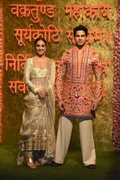 Ganesh Chaturthi 2024: अनारकली सूट में जचीं कियारा, तमन्ना ने लहंगे में ढाया कहर... एंटीलिया में गणेश चतुर्थी मनाने सज-धजकर पहंचे सितारे