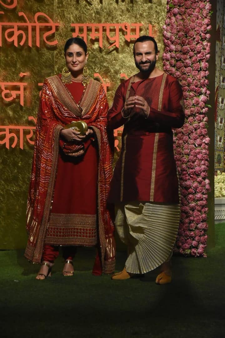 करीना कपूर और सैफ अली खान रेड में ट्विनिंग कर गणेश चतुर्थी की पूजा में नजर आए. लाल हैवी दुपट्टे के साथ मैचिंग सूट पहने बेबो काफी हसीन दिख रही थीं. नहीं लाल कुर्ते के साथ धोती पहने सैफ भी ट्रेडिशनल लुक में फ्लॉन्ट करते दिखे.
