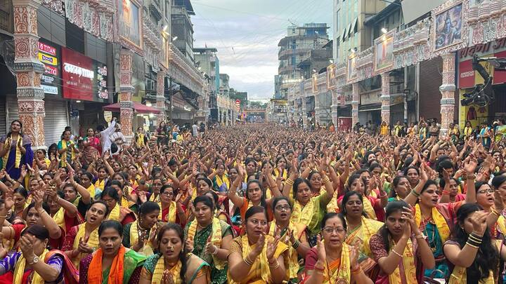 यावेळी श्रीकांत शिंदे यांच्या पत्नी वृशाली शिंदे यादेखील सभामंडपात उपस्थित होत्या.