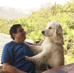 Entertainment: એક સમયે વેચતો હતો ટૂથબ્રશ, હવે આ બોલિવૂડ સેલિબ્રિટી ત્રણેય ખાન કરતાં પણ છે વધુ અમીર, હજારો કરોડમાં છે નેટવર્થ