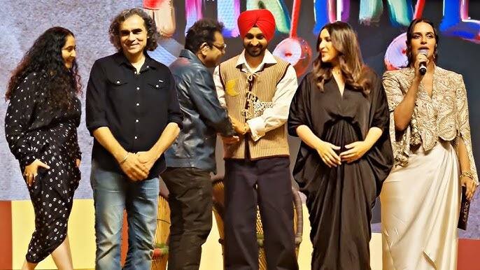 गाणी चित्रपटांना अधिक मनोरंजक बनवतात. अनेक चित्रपट गाण्यांमुळेही हिट होतात.