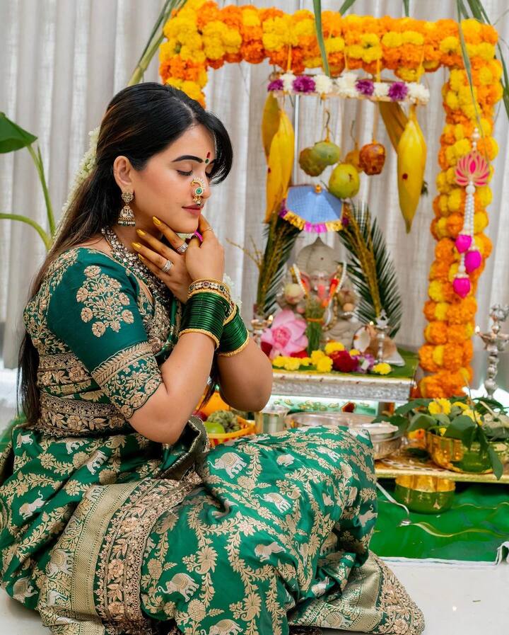 వినాయకుడికి పాల వెల్లి కట్టి.. చుట్టూ బంతిపూలతో డెకరేట్ చేసింది. బ్యాక్​ గ్రౌండ్​లో క్రీమ్ కలర్ కర్టెన్స్ ఉంచి.. అరటి చెట్లతో పండుగ లుక్​ తీసుకువచ్చింది.(Images Source : Instagram/Sravanthi Chokarapu)