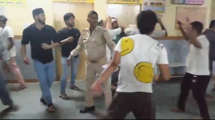 Aligarh Two groups fight in hospital total nine injured police registered FIR ann अलीगढ़ में स्वास्थ्य केंद्र बना जंग का अखाड़ा, अस्पताल पहुंचे दो पक्षों में जमकर चले लात-घूंसे