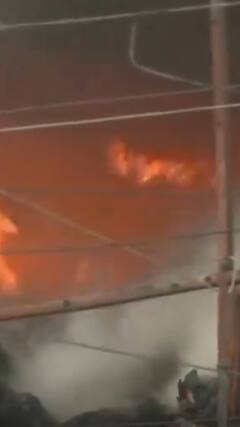 Delhi: कपड़े की फैक्ट्री में लगी भीषण आग | Fire News | ABP Shorts