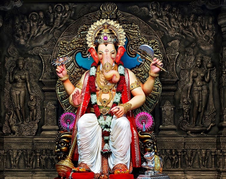 Lalbaugcha Raja Donation News Counting of how much Donation was given to Lalbaugcha Raja on the first day Lalbaugcha Raja Donation : लालबागच्या राजाची पहिल्या दिवसाची दानपेटी उघडली, पहिल्या दिवशी किती दान? 