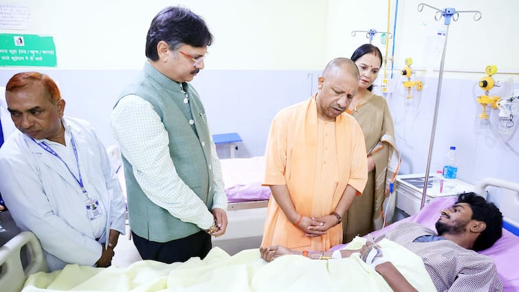 Lucknow Building Collapse 3 member committee Formed to investigate and CM Yogi Adityanath meets victims लखनऊ हादसे की जांच के लिए 3 सदस्यीय समिति गठित, CM योगी ने अस्पताल में घायलों से की मुलाकात