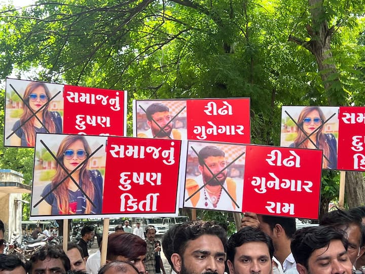 Koli Samaj protest: સુરત પોલીસ કમિશનર કચેરી સામે આજે કોળી સમાજના સભ્યોએ મોરચો કાઢ્યો હતો.