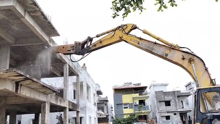 Hyderabad News HYDRA collapsed lakshmi srinivasa villas in Mallampet HYDRA News: మేడ్చల్ జిల్లాలో హైడ్రా కొరడా! విల్లాలు మొత్తం నేలమట్టం