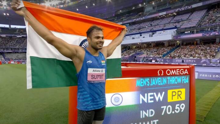 पेरिस पैरालिंपिक 2024 में भारत के स्वर्ण पदक विजेता — तस्वीरों में 1 सुमित अंतिल (भाला फेंक): पैरा भाला फेंक खिलाड़ी सुमित अंतिल ने भी टोक्यो 2020 पैरालंपिक में अपना स्वर्ण पदक सफलतापूर्वक बरकरार रखा। वह पैरालंपिक खिताब बचाने वाले पहले भारतीय पुरुष और देश के दूसरे खिलाड़ी बन गए। उन्होंने पेरिस खेलों में 70.59 मीटर के नए पैरालंपिक रिकॉर्ड के साथ F64 श्रेणी का स्वर्ण पदक जीता। (छवि क्रेडिट: पीटीआई)