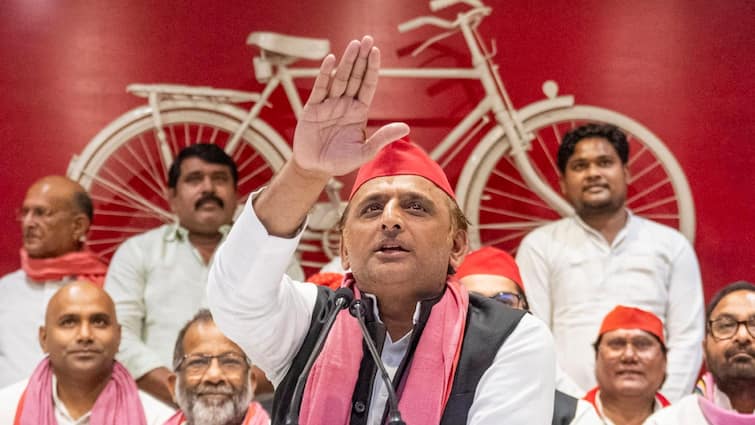 Akhilesh Yadav Share video of police beating says have to go BJP headquarter to file FIR 'FIR लिखवाने BJP मुख्यालय जाना पड़ेगा', पुलिस की पिटाई का Video शेयर कर अखिलेश यादव का दावा