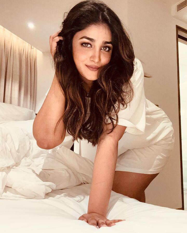 ఇన్ స్టాగ్రామ్ లో యాక్టివ్ గా ఉండే డింపుల్ రెగ్యులర్ గా ఫొటోస్ షేర్ చేస్తుంటుంది. డింపుల్ రీసెంట్ గా షేర్ చేసిన ఫొటోస్ చూస్తే మిమ్మల్ని మీరు మరిచిపోతారంతే