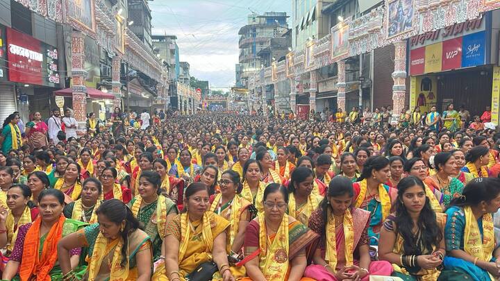 या जनसमुदयानं एका स्वरात एका तालात अथर्वशीर्ष पठण केलं. यावेळी सर्व महिला पारंपरिक पोषाख, जरीची साडी परिधान करुन आल्या होत्या.