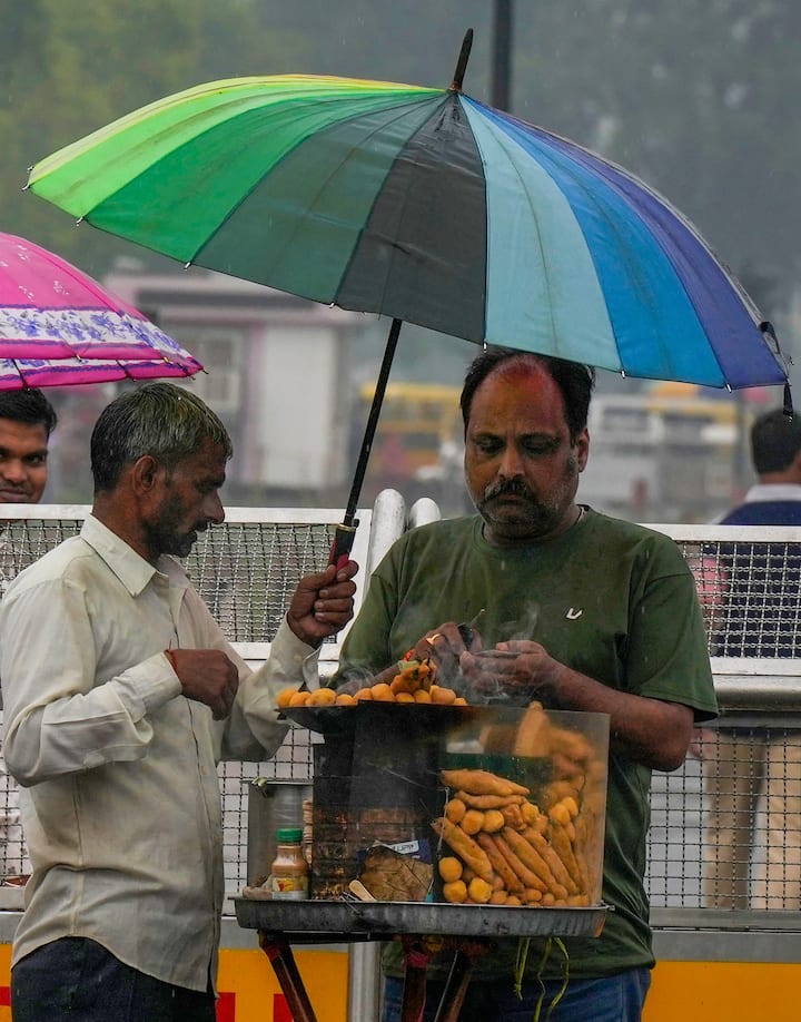 आईएमडी के मुताबिक राजधानी में रविवार को अधिकतम और न्यूनतम तापमान क्रमश: 34 और 25 डिग्री सेल्सियस के आसपास रहने की संभावना है.