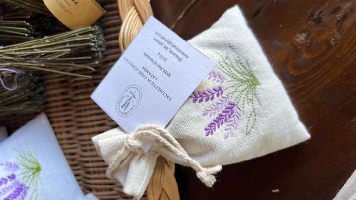 2. Aromatherapy sachets: Aromatherapy sachets or tablets can be very helpful for sleep, even if they are not in pill form, if they are filled with dried and crushed flowers, herbs or essential oils, such as lavender, chamomile or rose. You can place them under your pillow or hang them near your bed. These sachets will be very relaxing and help you fall asleep gradually. (Image source: Pinterest/etsy)