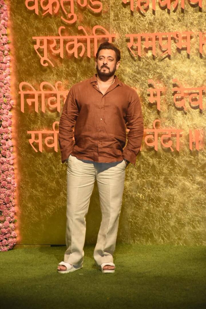 सलमान खान इस दौरान बेहद कैजुउल लुक में नजर आए. वे ब्राउन कलर की शर्ट के साथ ऑफ व्हाइट पाैंट और चप्पल पहने दिखे.