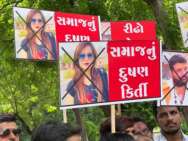 આવેદનપત્રમાં કીર્તિ પટેલ વિરુદ્ધ કડક કાર્યવાહીની માંગ કરવામાં આવી છે.