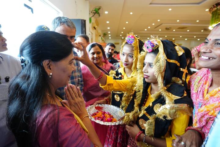 उन्होंने कहा ​कि इसके अलावा, प्रदेश के किसानों, व्यापारियों, खिलाड़ियों, महिलाओं और बुजुर्गों के विकास और खुशहाली के लिए विस्तृत योजनाएं लेकर आएंगे. हरियाणा के लाल अरविंद केजरीवाल ने दिल्ली और पंजाब को बदला है. अब अरविंद केजरीवाल को हरियाणा बदलने की जिम्मेदारी देनी है. हम सब मिलकर एक नया हरियाणा बनाएंगे.